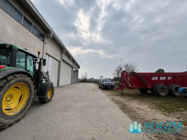 capannone in vendita ad Ossona in zona Asmonte