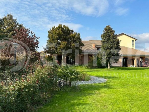 casa indipendente in vendita ad Ozzero