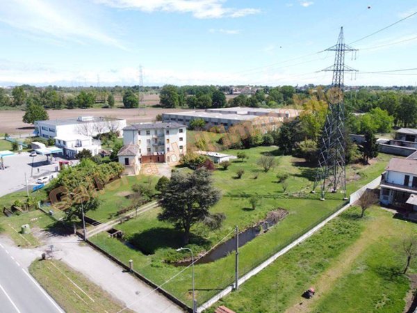 intera palazzina in vendita ad Ozzero in zona Soria Vecchia