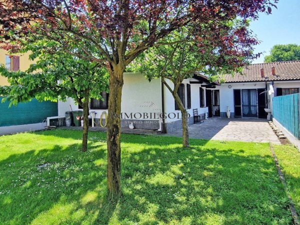 casa indipendente in vendita ad Ozzero