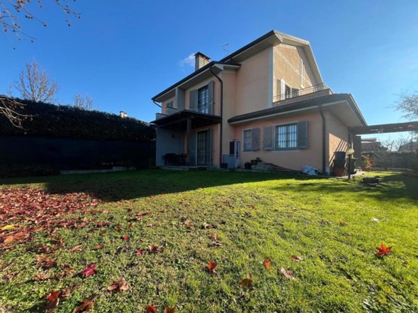 casa indipendente in vendita ad Ozzero