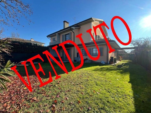 casa indipendente in vendita ad Ozzero