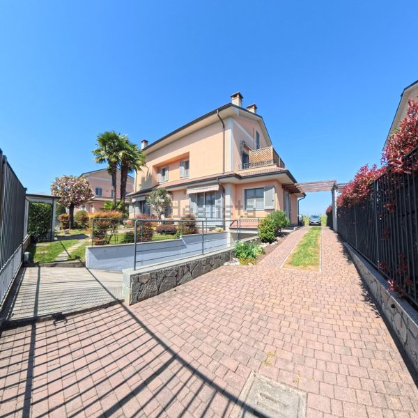 casa indipendente in vendita ad Ozzero