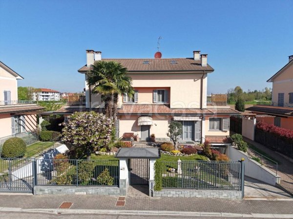 casa indipendente in vendita ad Ozzero
