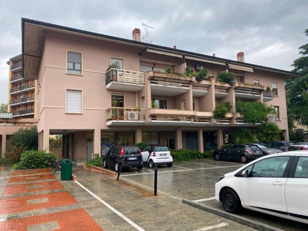 negozio in vendita a Paderno Dugnano in zona Incirano