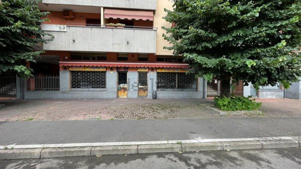 negozio in vendita a Paderno Dugnano in zona Calderara