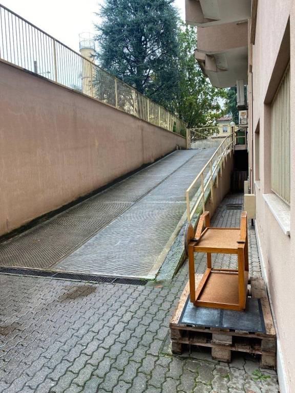 negozio in vendita a Paderno Dugnano in zona Incirano