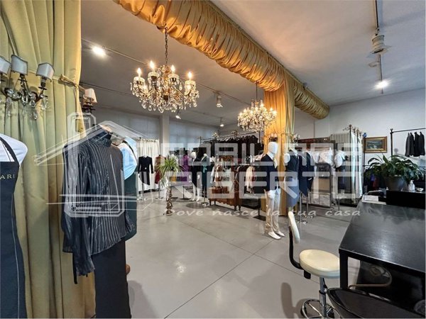 ufficio in vendita a Paderno Dugnano in zona Calderara