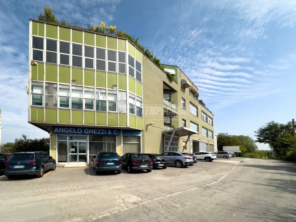 locale commerciale in vendita a Paderno Dugnano in zona Calderara