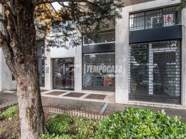 negozio in vendita a Paderno Dugnano in zona Palazzolo Milanese