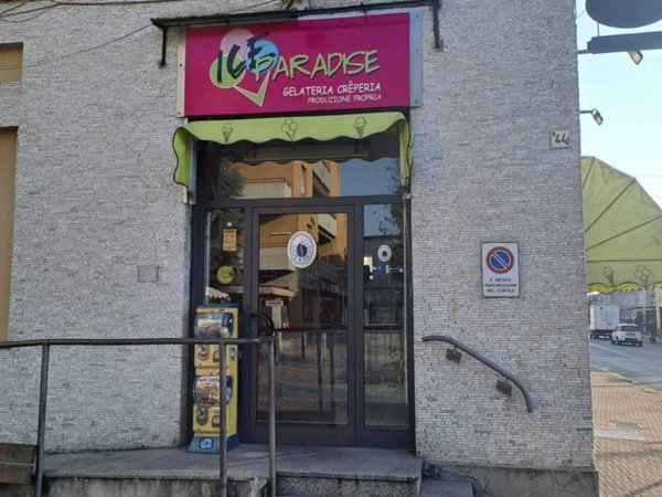 negozio in vendita a Paderno Dugnano in zona Cassina Amata