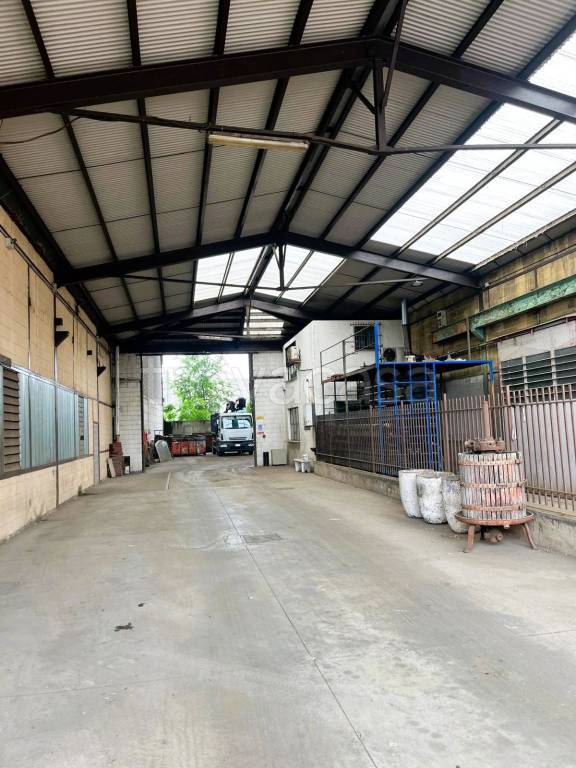 locale commerciale in vendita a Paderno Dugnano