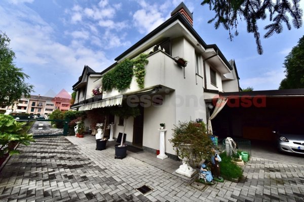 casa indipendente in vendita a Paderno Dugnano in zona Incirano