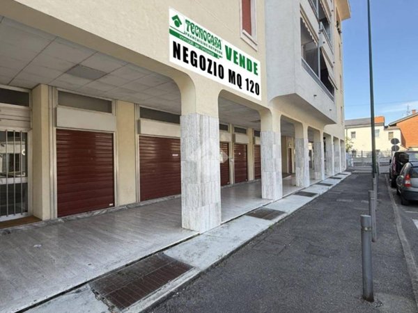 negozio in vendita a Paderno Dugnano in zona Cassina Amata