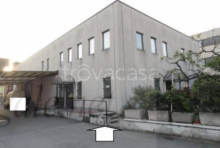 locale commerciale in vendita a Paderno Dugnano