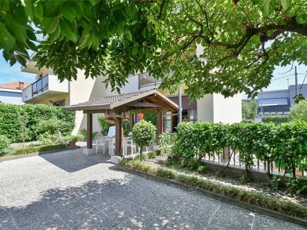 casa indipendente in vendita a Paderno Dugnano in zona Calderara