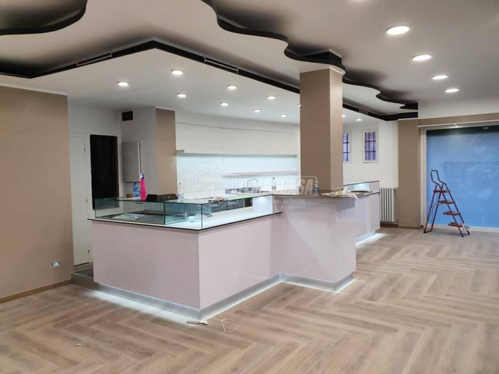 negozio in vendita a Paderno Dugnano in zona Palazzolo Milanese