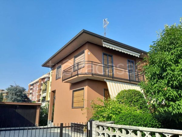casa indipendente in vendita a Paderno Dugnano in zona Incirano
