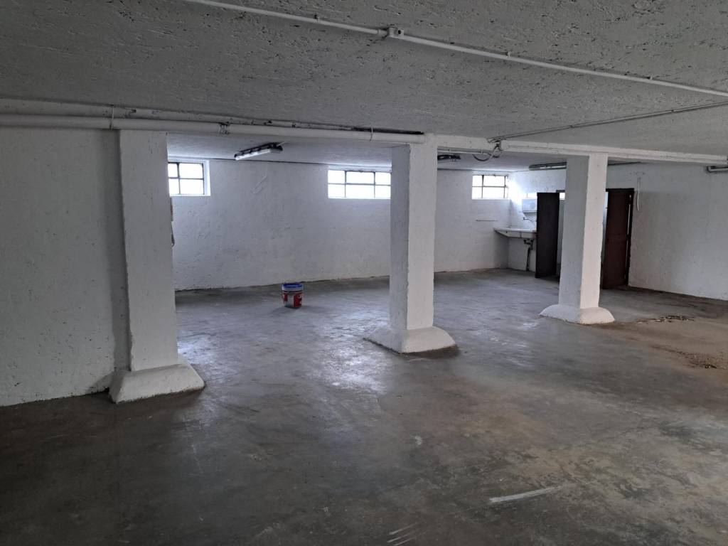 locale commerciale in vendita a Paderno Dugnano in zona Cassina Amata