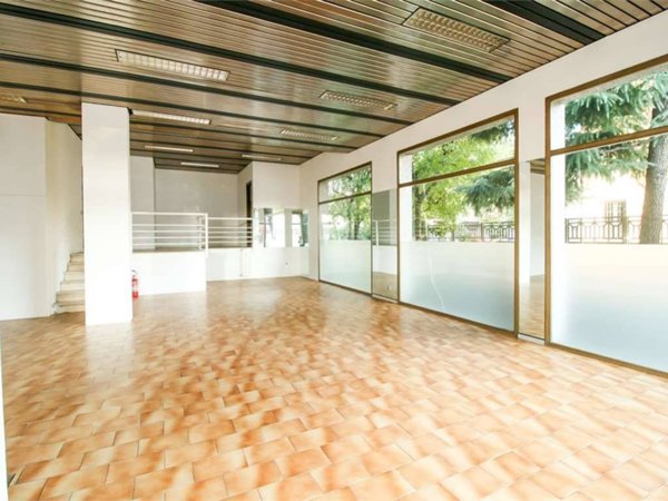 negozio in vendita a Paderno Dugnano in zona Cassina Amata