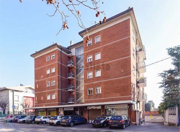 negozio in vendita a Paderno Dugnano in zona Calderara