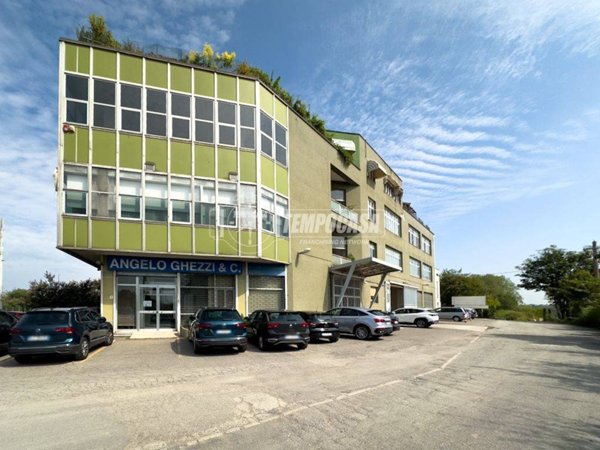 locale commerciale in vendita a Paderno Dugnano in zona Calderara