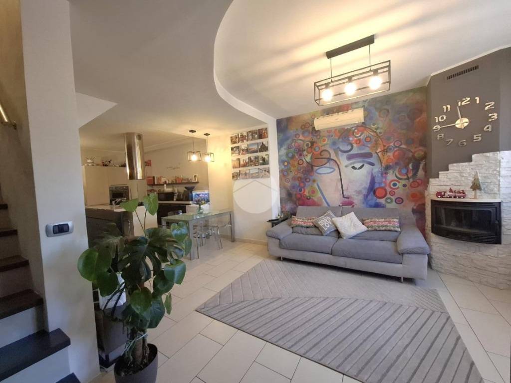 casa indipendente in vendita a Paderno Dugnano in zona Incirano