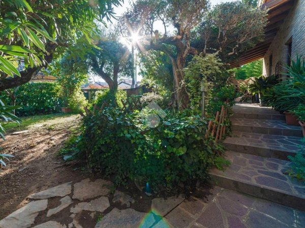 casa indipendente in vendita a Paderno Dugnano in zona Incirano