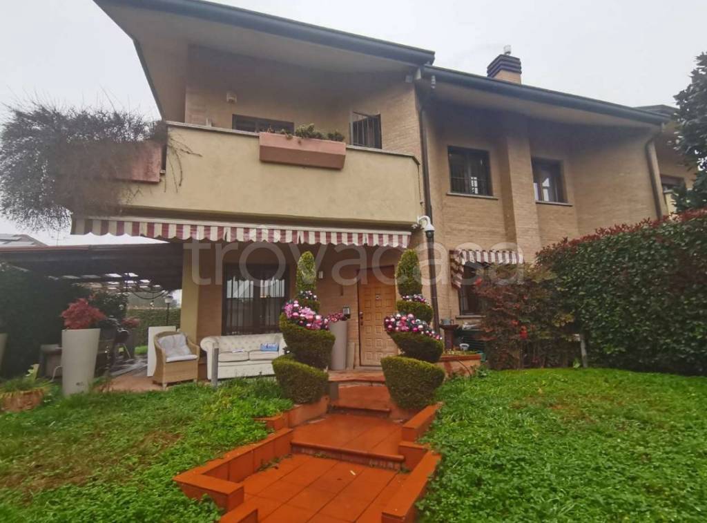 casa indipendente in vendita a Paderno Dugnano in zona Calderara