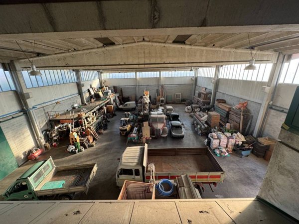 locale commerciale in vendita a Paderno Dugnano