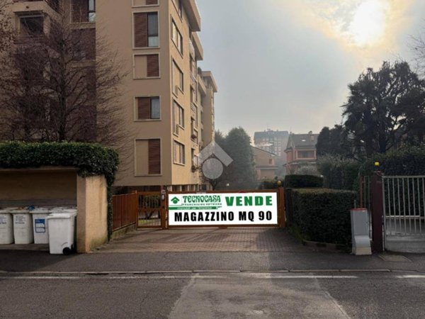 locale commerciale in vendita a Paderno Dugnano