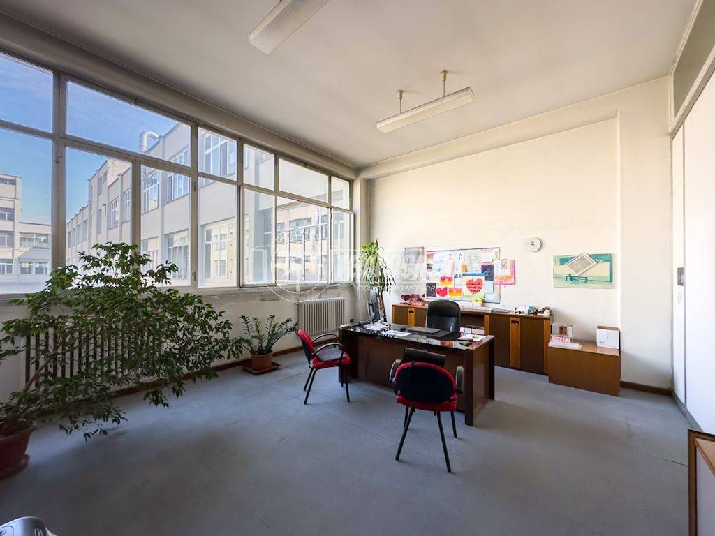 locale commerciale in vendita a Paderno Dugnano in zona Calderara