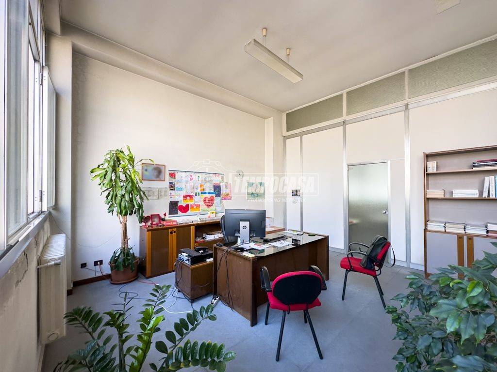 locale commerciale in vendita a Paderno Dugnano in zona Calderara