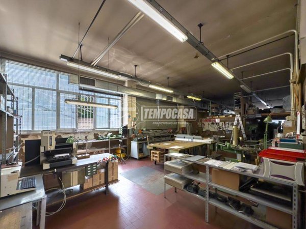 locale commerciale in vendita a Paderno Dugnano in zona Calderara