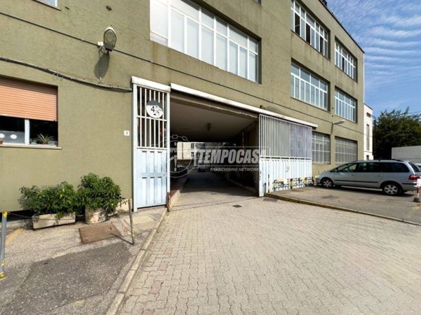 locale commerciale in vendita a Paderno Dugnano in zona Calderara