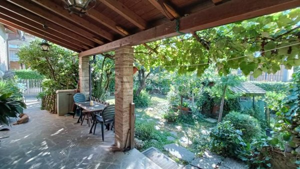 casa indipendente in vendita a Paderno Dugnano in zona Incirano