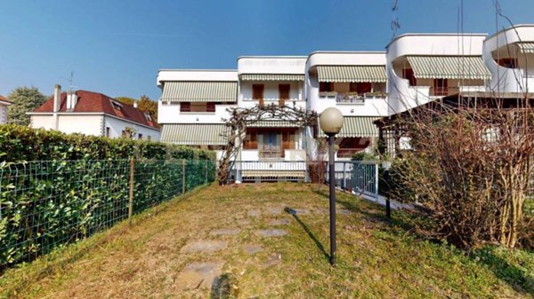 casa indipendente in vendita a Paderno Dugnano in zona Calderara