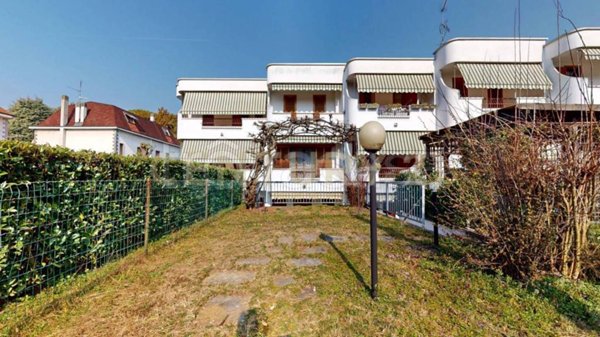 casa indipendente in vendita a Paderno Dugnano in zona Calderara