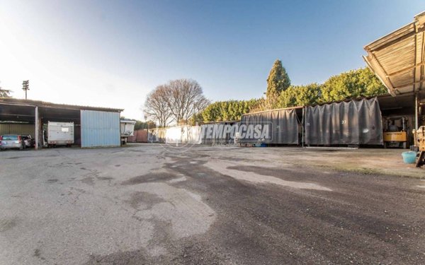 locale commerciale in vendita a Paderno Dugnano in zona Incirano