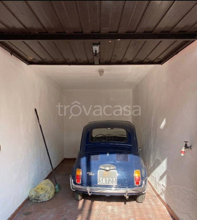 locale di sgombero in vendita a Paderno Dugnano