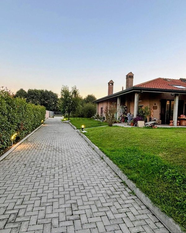 casa indipendente in vendita a Paderno Dugnano in zona Incirano