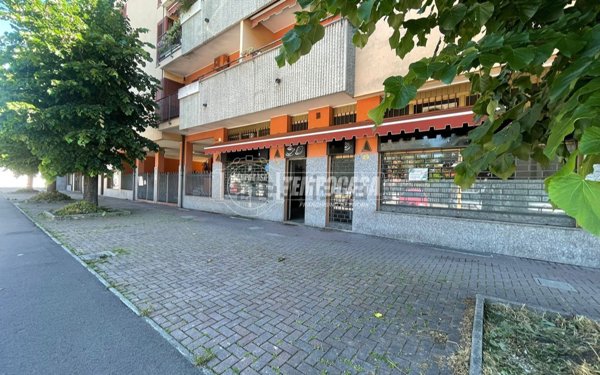 negozio in vendita a Paderno Dugnano in zona Calderara