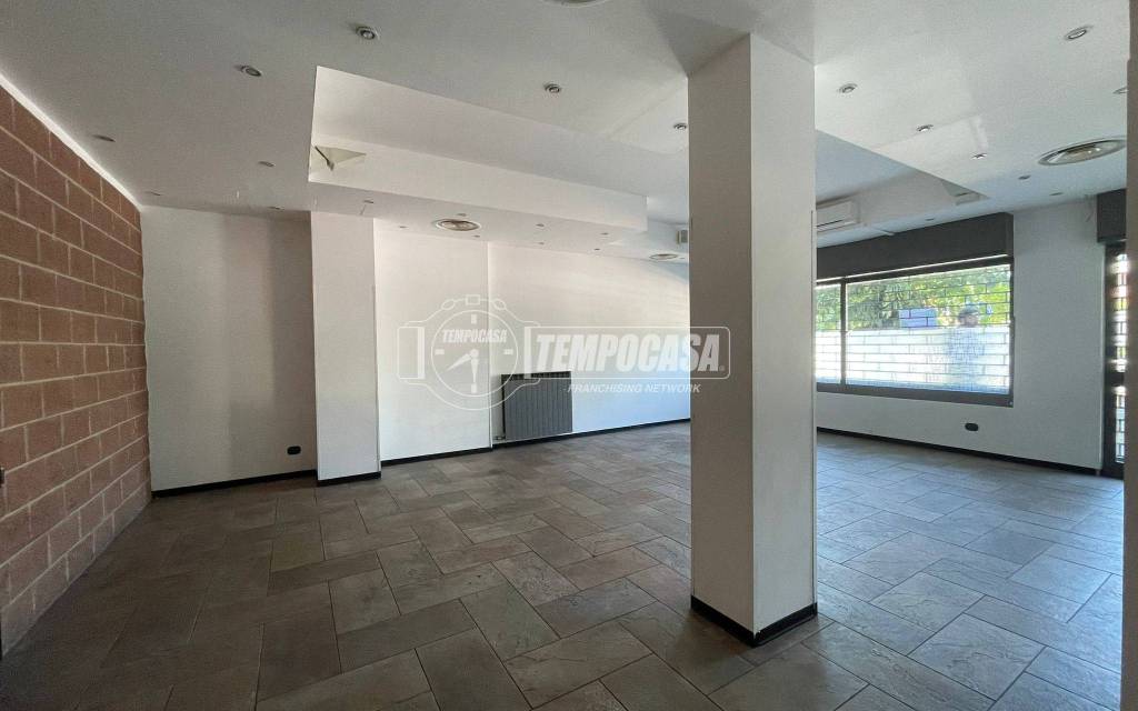 negozio in vendita a Paderno Dugnano in zona Calderara