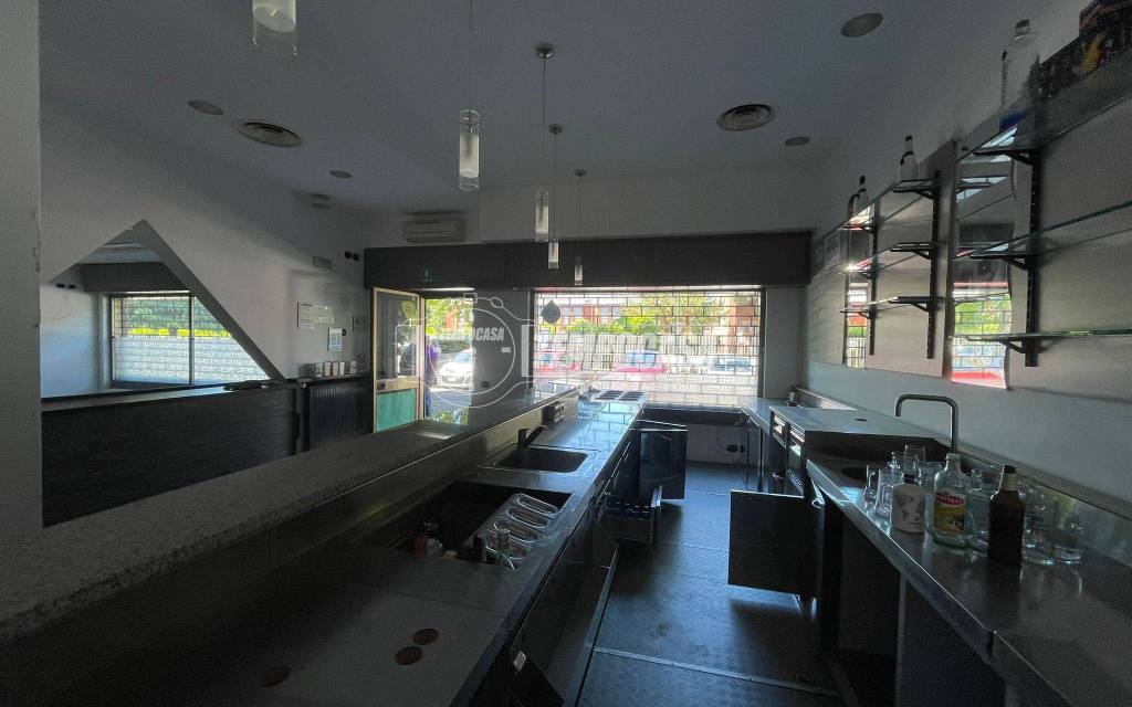 negozio in vendita a Paderno Dugnano in zona Calderara