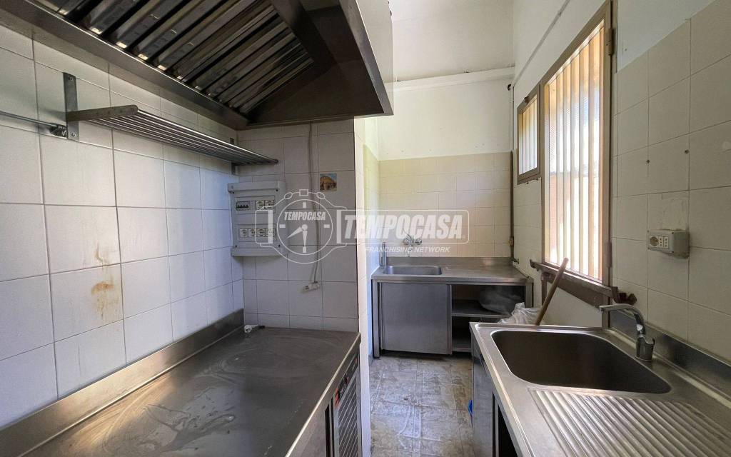 negozio in vendita a Paderno Dugnano in zona Calderara