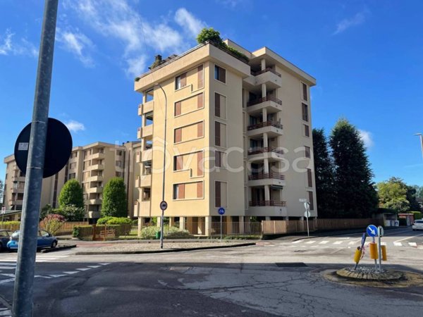 locale commerciale in vendita a Paderno Dugnano