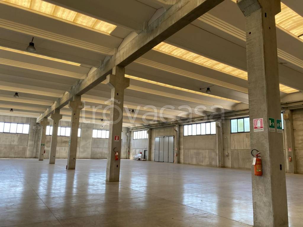 locale commerciale in vendita a Paderno Dugnano in zona Palazzolo Milanese
