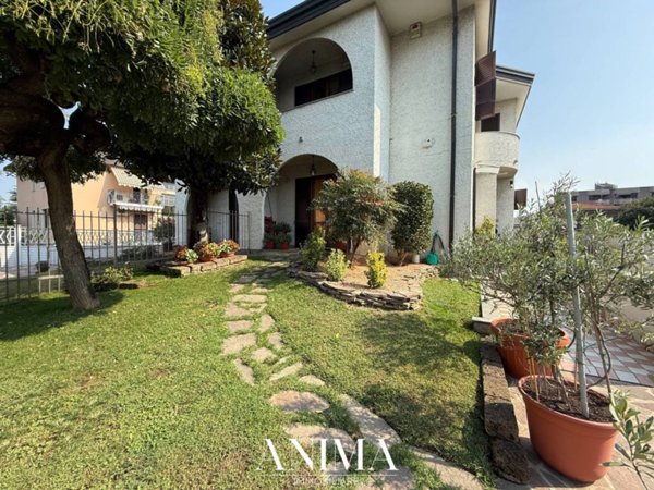 casa indipendente in vendita a Paderno Dugnano in zona Calderara
