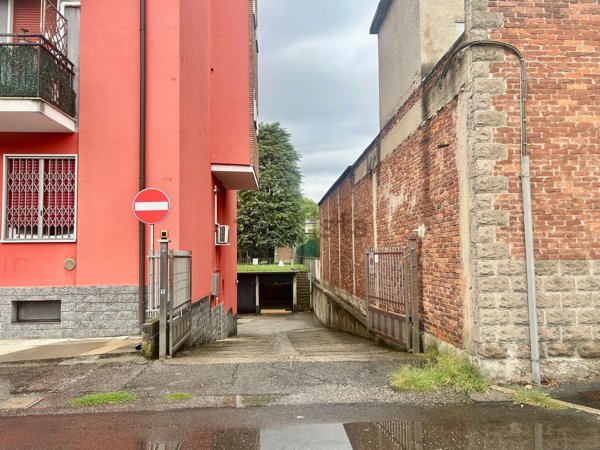 locale di sgombero in vendita a Paderno Dugnano in zona Cassina Amata
