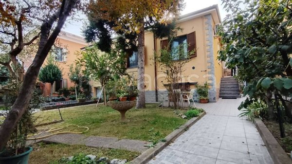 casa indipendente in vendita a Paderno Dugnano in zona Calderara